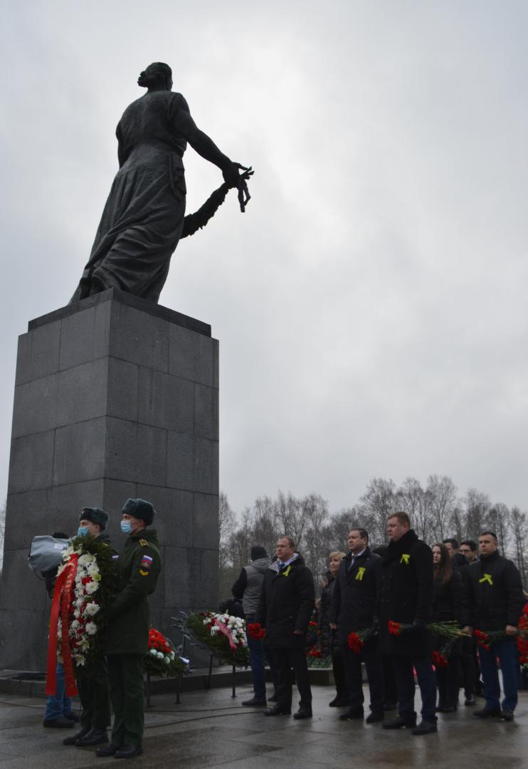 Делегация Контрольно-счетной палаты Петербурга почтила память ленинградцев-блокадников