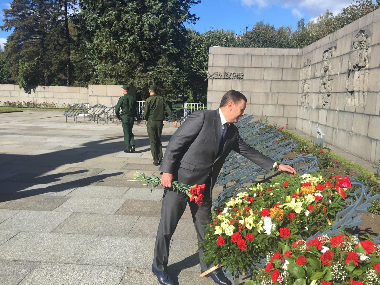 Делегация Контрольно-счетной палаты Санкт-Петербурга приняла участие в торжественно-траурной церемонии возложения цветов к мемориалу на Пискаревском кладбище