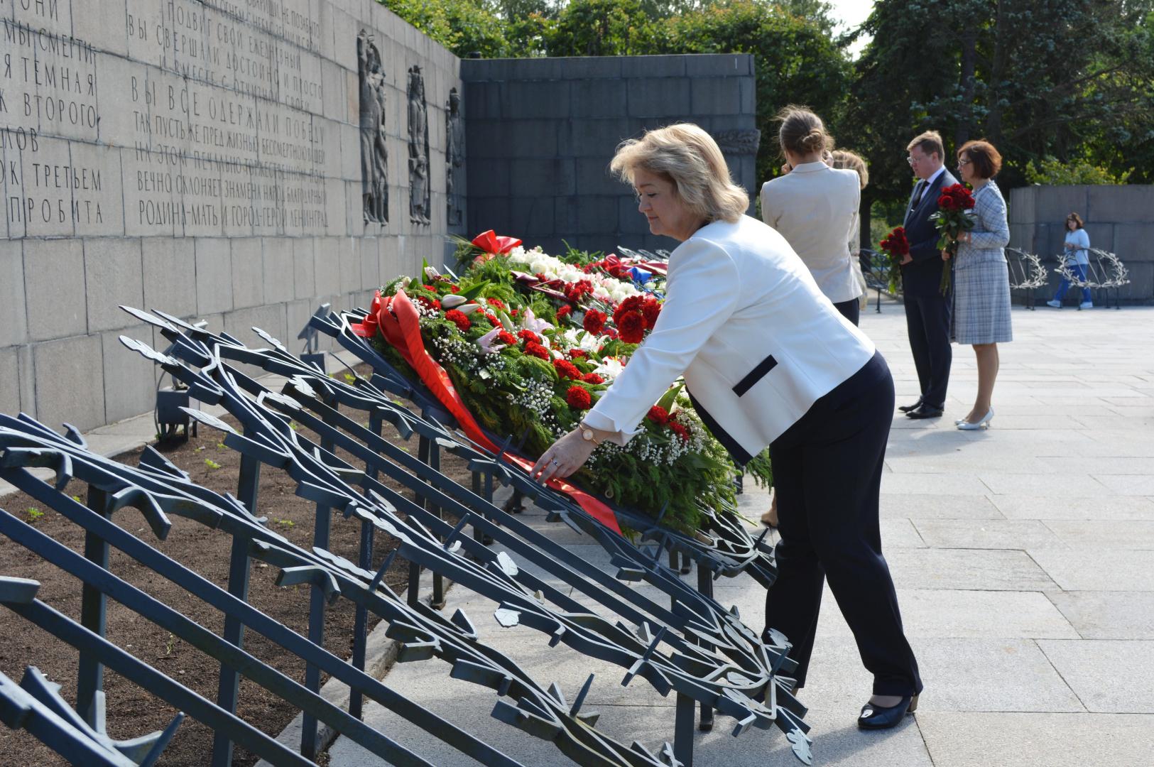 На Пискаревском кладбище почтили память погибших в Великой Отечественной войне
