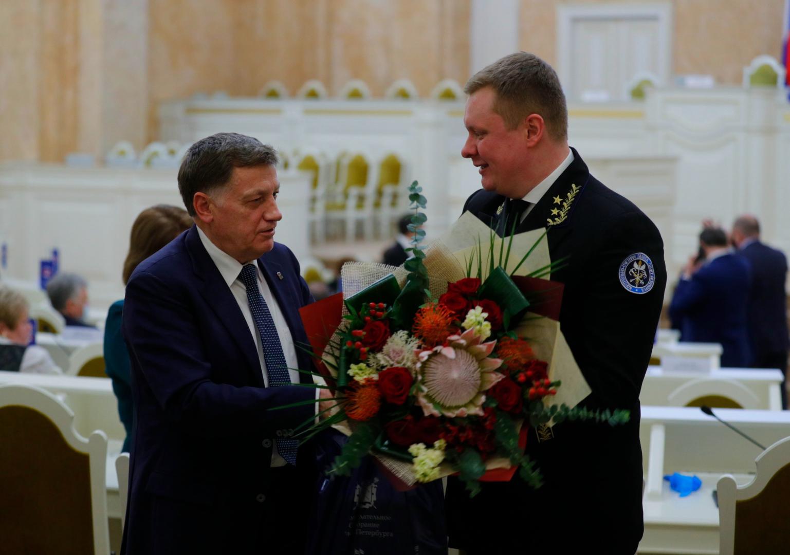 Председатель Законодательного Собрания Санкт-Петербурга Вячеслав Макаров поздравил аудитора КСП Егора Бушева