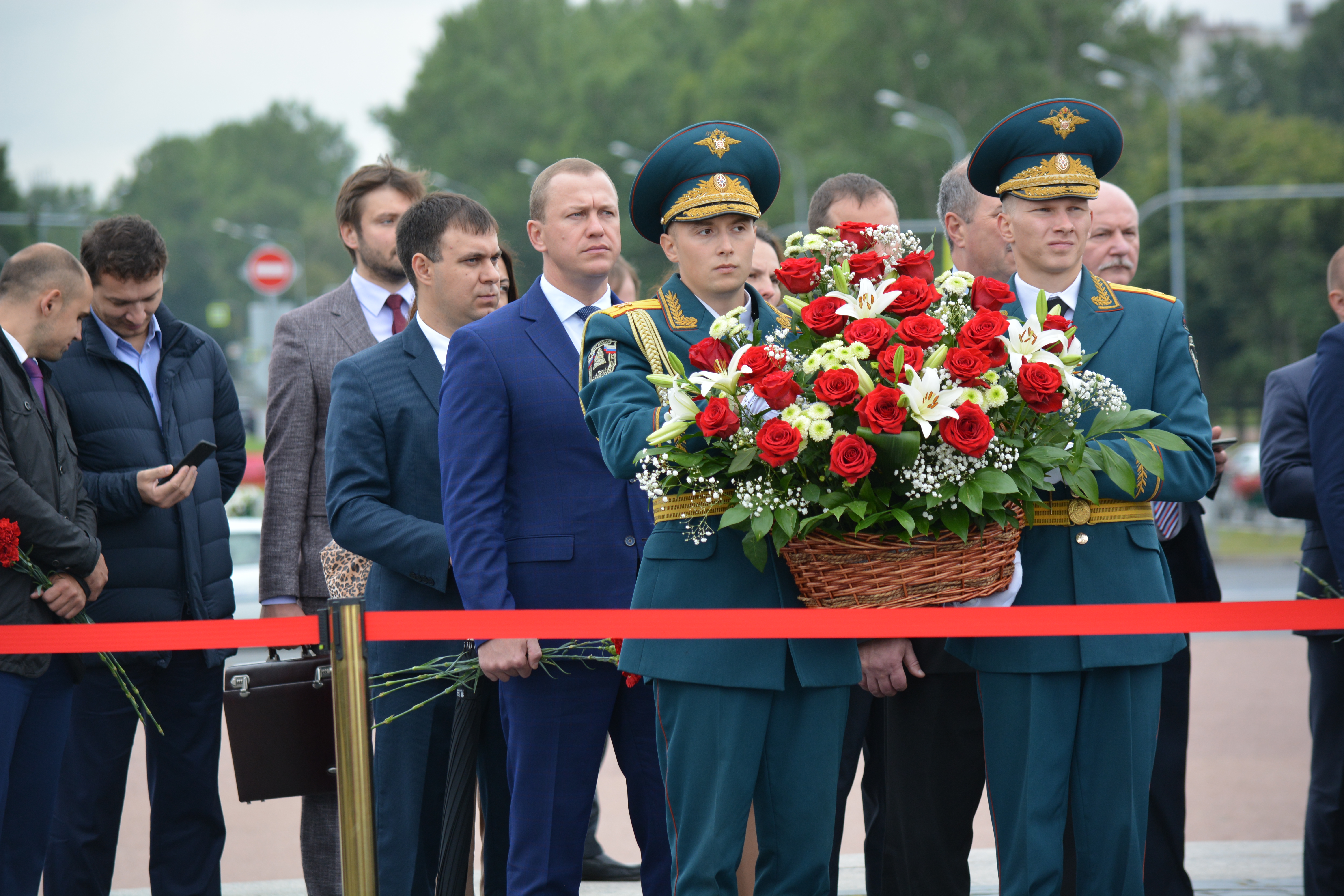 На площади Победы состоялась торжественно-траурная церемония, посвященная окончанию Ленинградской битвы