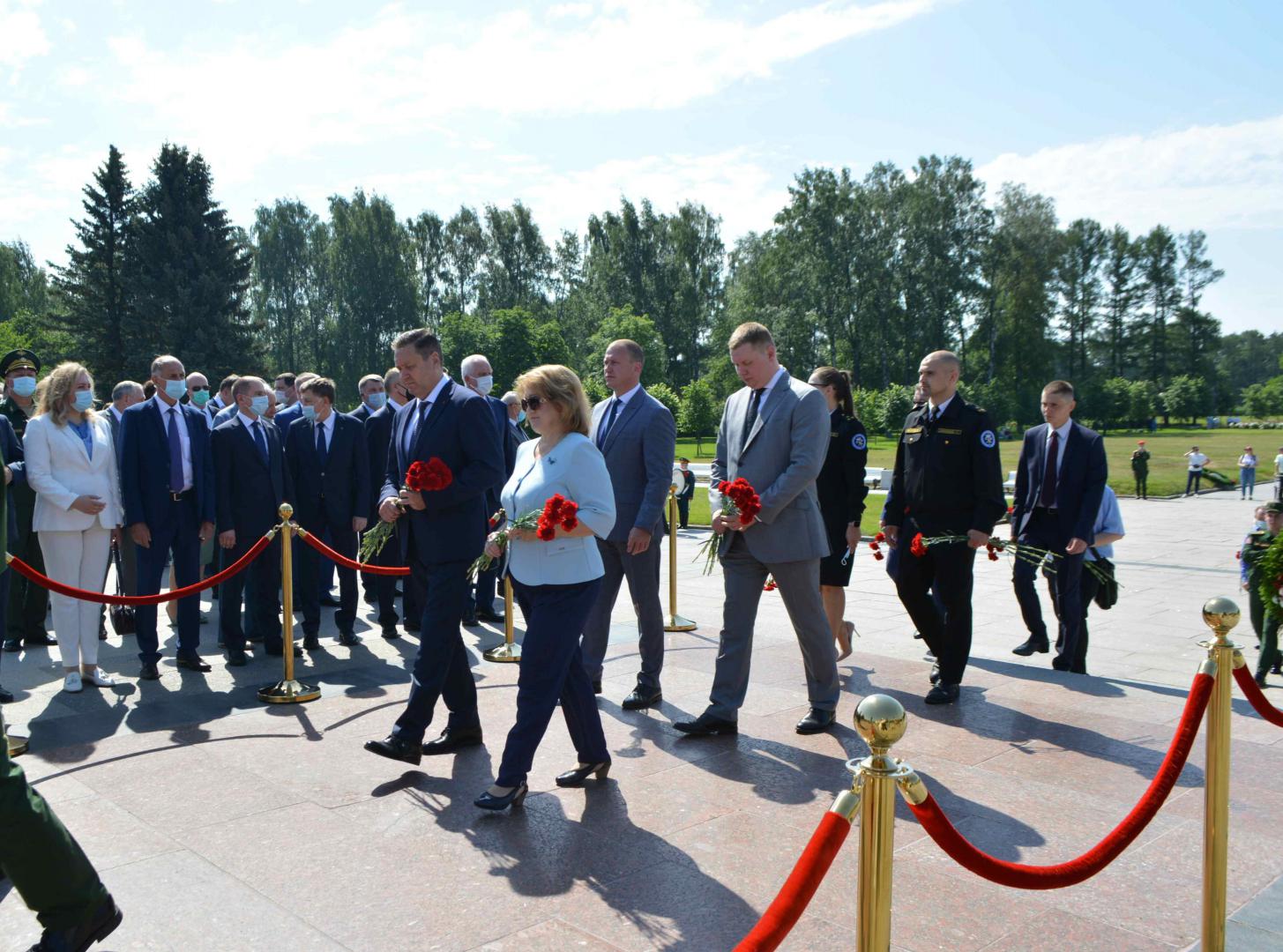 Контрольно-счетная палата приняла участие в торжественно-траурной церемонии на Пискаревском кладбище