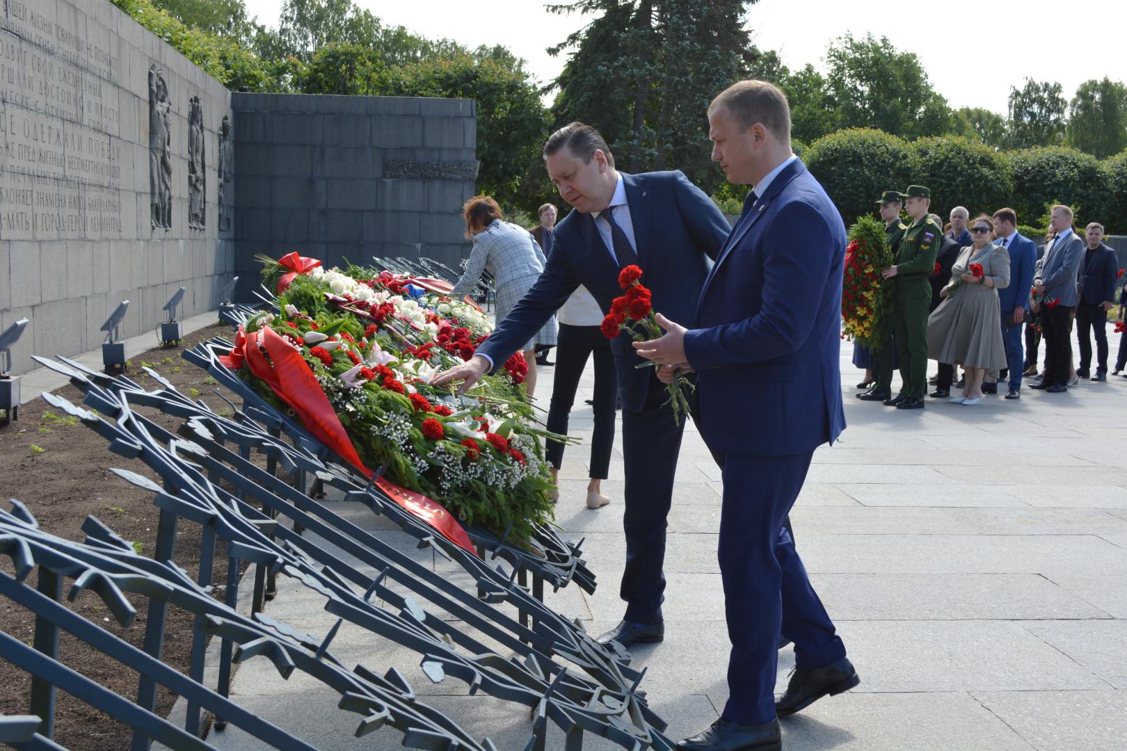 На Пискаревском кладбище почтили память погибших в Великой Отечественной войне