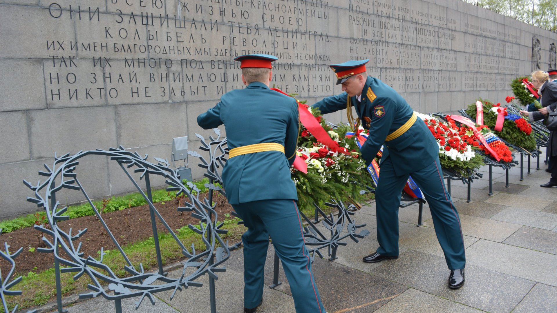 Контрольно-счетная палата Санкт-Петербурга приняла участие в торжественно-траурной церемонии, посвященной 70-летию Победы в Великой Отечественной войне