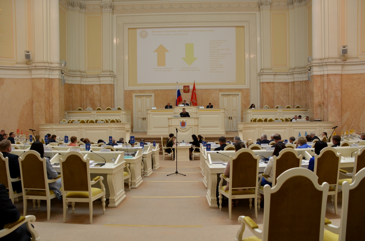 Константин Желудков выступил с отчетом о деятельности КСП СПб за 2022 год перед депутатами парламента