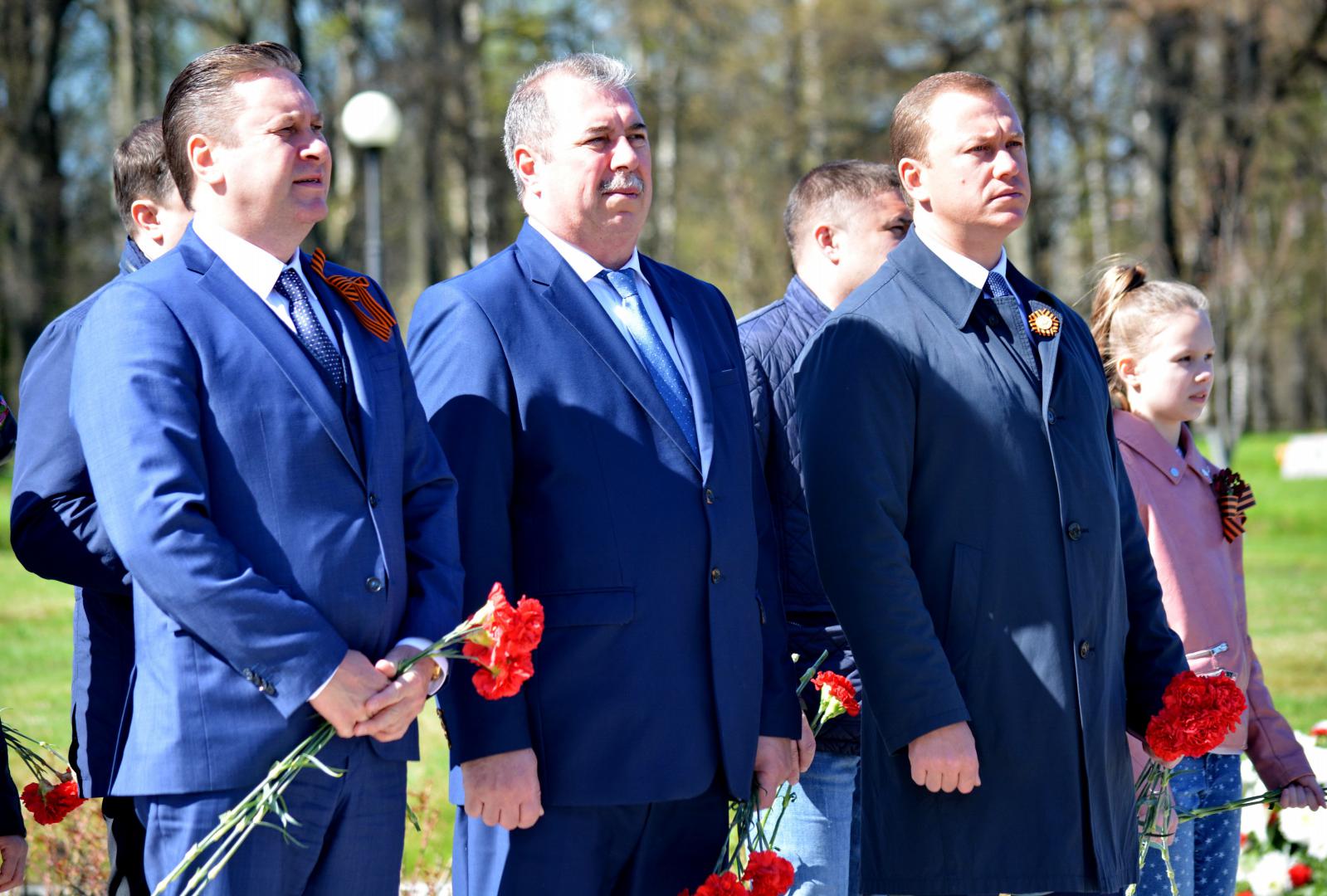 На Пискаревском кладбище состоялась торжественно-траурная церемония возложения венков и цветов