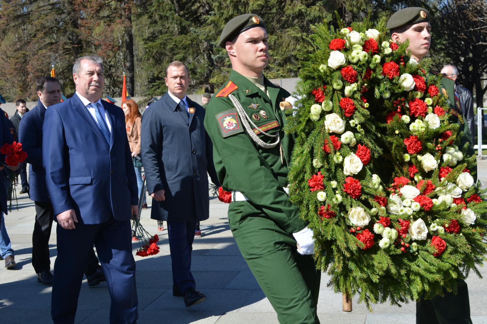 На Пискаревском кладбище состоялась торжественно-траурная церемония возложения венков и цветов